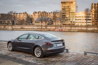 Tesla Model 3 arrière bord de l'eau