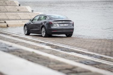 Tesla Model 3 arrière bord de l'eau