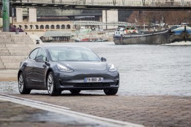 Tesla Model 3 bord de l'eau
