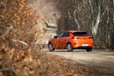 Opel Corsa vue arrière forêt