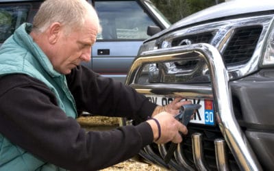 Autocollants sur les plaques : 135 € d’amende à Bastia — que dit la loi et que peut-on personnaliser ?