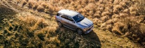 Un 4x4 d'occasion qui roule sur un chemin tout-terrain