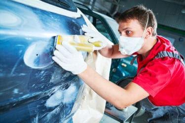 Un trou en train de se faire boucher par du mastic
