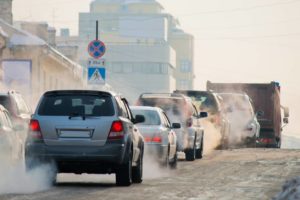 Des véhicules dans la ville d'Annecy émettent des gaz d'échappement