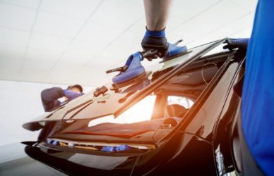 Le changement d'un pare-brise par n professionnel
