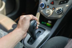 Une boite de vitesse dans une voiture