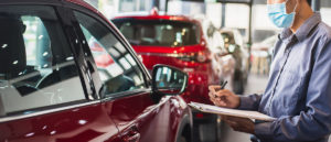Un garagiste en train de faire une reprise de voiture