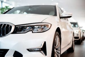 Une voiture en leasing dans une concession automobile