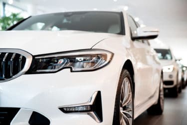 Une voiture en leasing dans une concession automobile