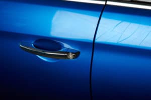 Une rayure sur une voiture