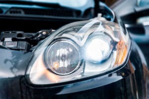Une voiture avec des phares à LED