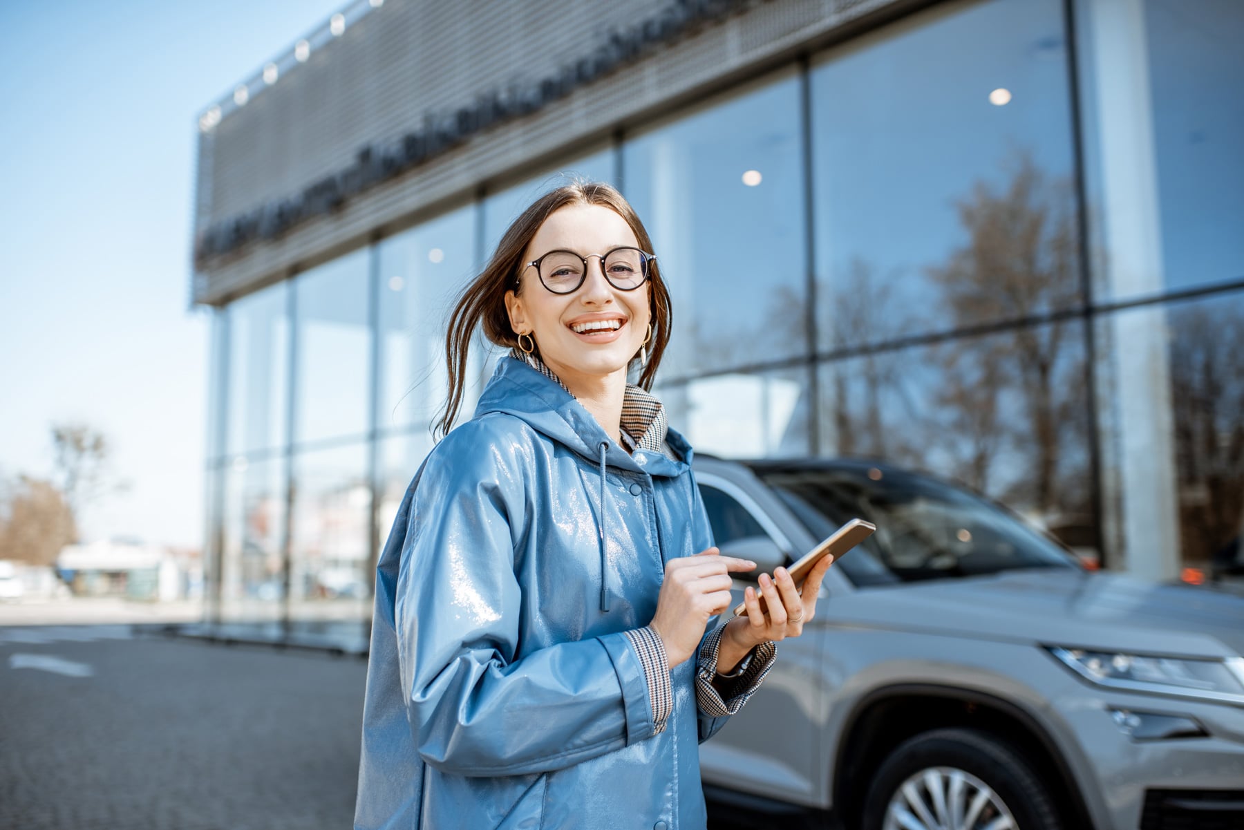Une jeune femme en train de prendre un abonnement voiture