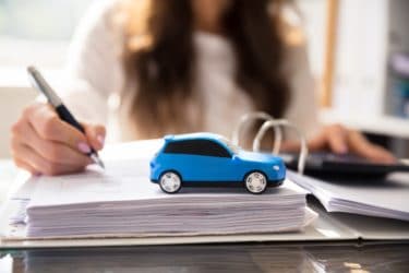 Une personne en train de calculer le coût de son assurance auto
