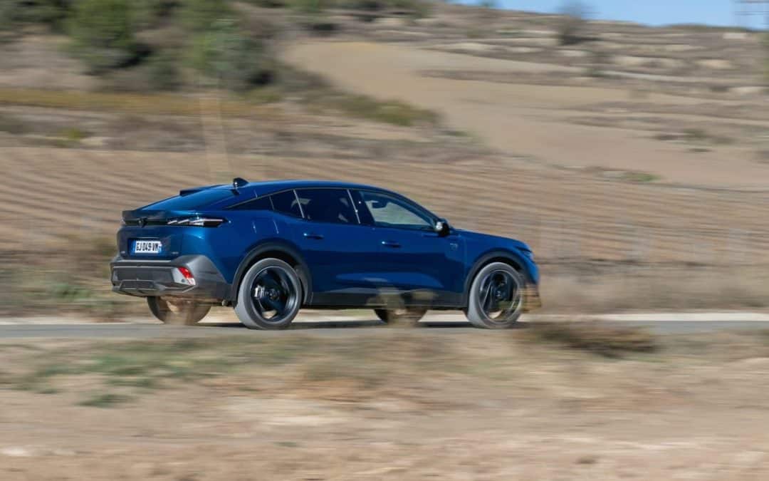 Essai nouvelle Peugeot 408 hybride : on décortique la berline surélevée du Lion !