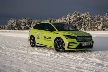 record du monde de drift sur glace pour le skoda enyaq rs iv
