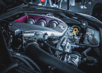 Zoom sur le moteur d'une voiture