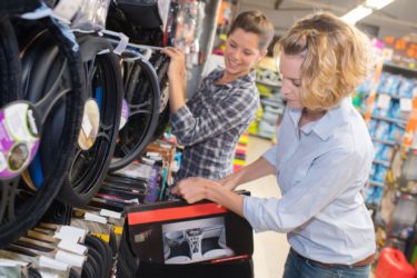 2 personnes en train de choisir des accessoires pour leur voiture