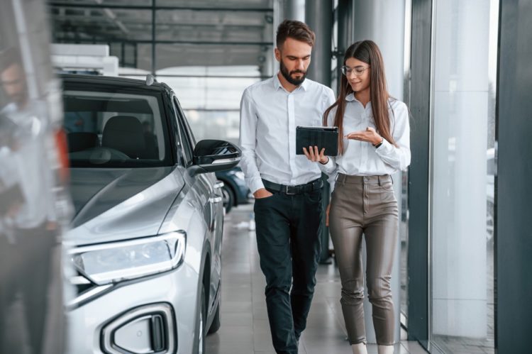 Un couple en train de comparer leur assurance auto