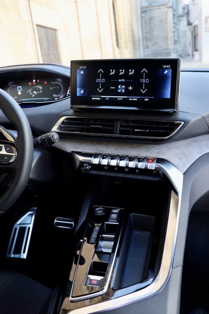 peugeot 5008 hybrid 136 écran
