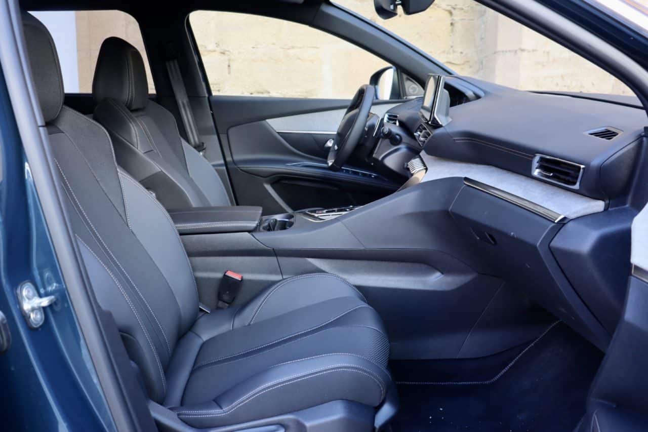 peugeot 5008 hybrid 136 intérieur