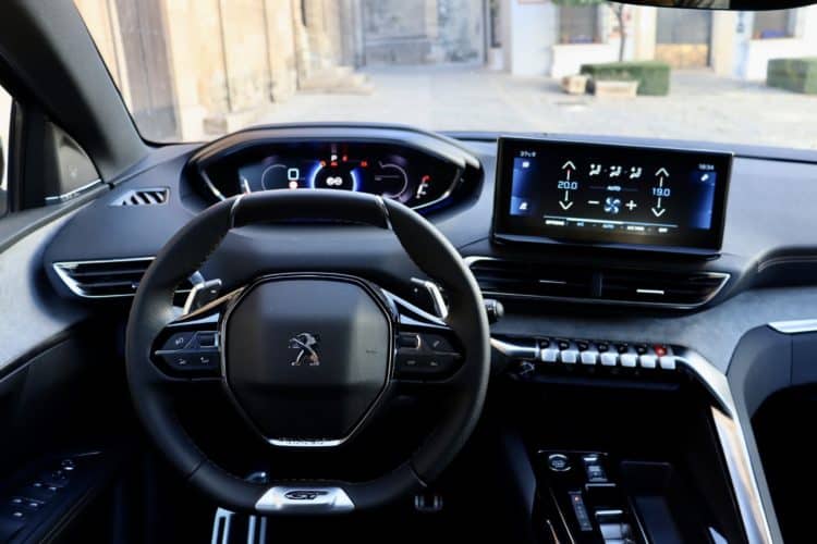 peugeot 5008 hybrid 136 volant