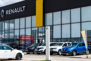 Devanture d'un showroom d'une concession Renault