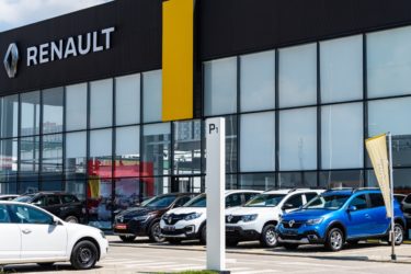 Devanture d'un showroom d'une concession Renault