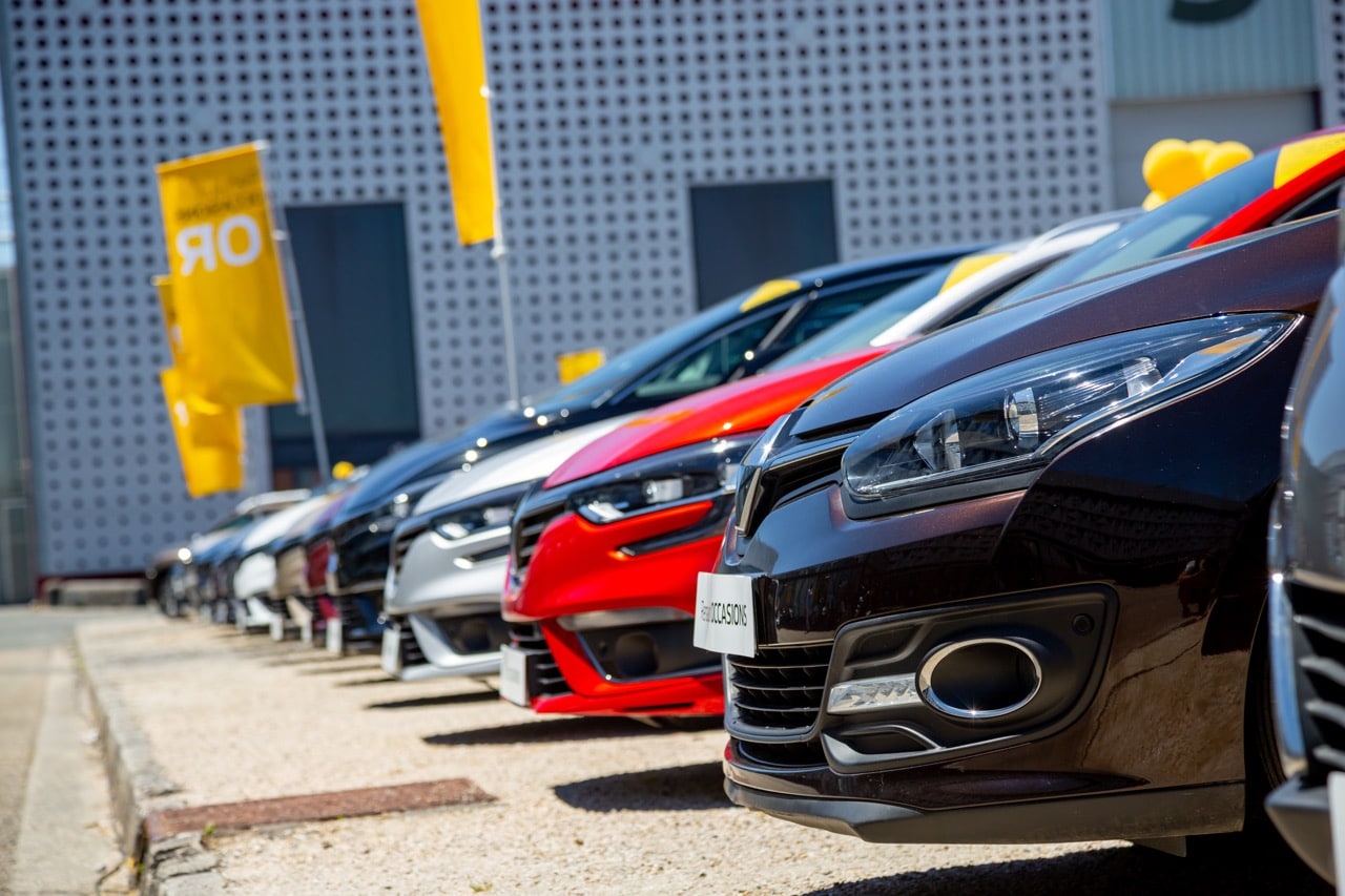 Un stock de Clio d'occasion sur le parc d'un concessionnaire Renault