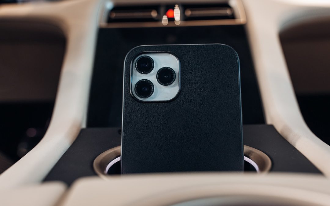 Des iPhone rendus inefficaces par l’utilisation de la charge à induction dans des voitures
