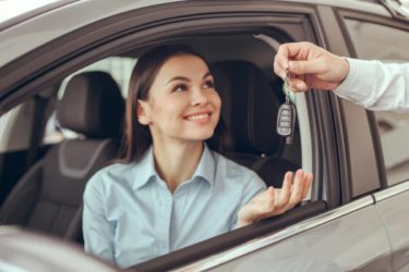 Une femme ayant choisi les options pour sa voiture d'occasion
