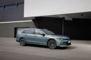 The new Passat Elegance in the colour Mariposit Green Metallic