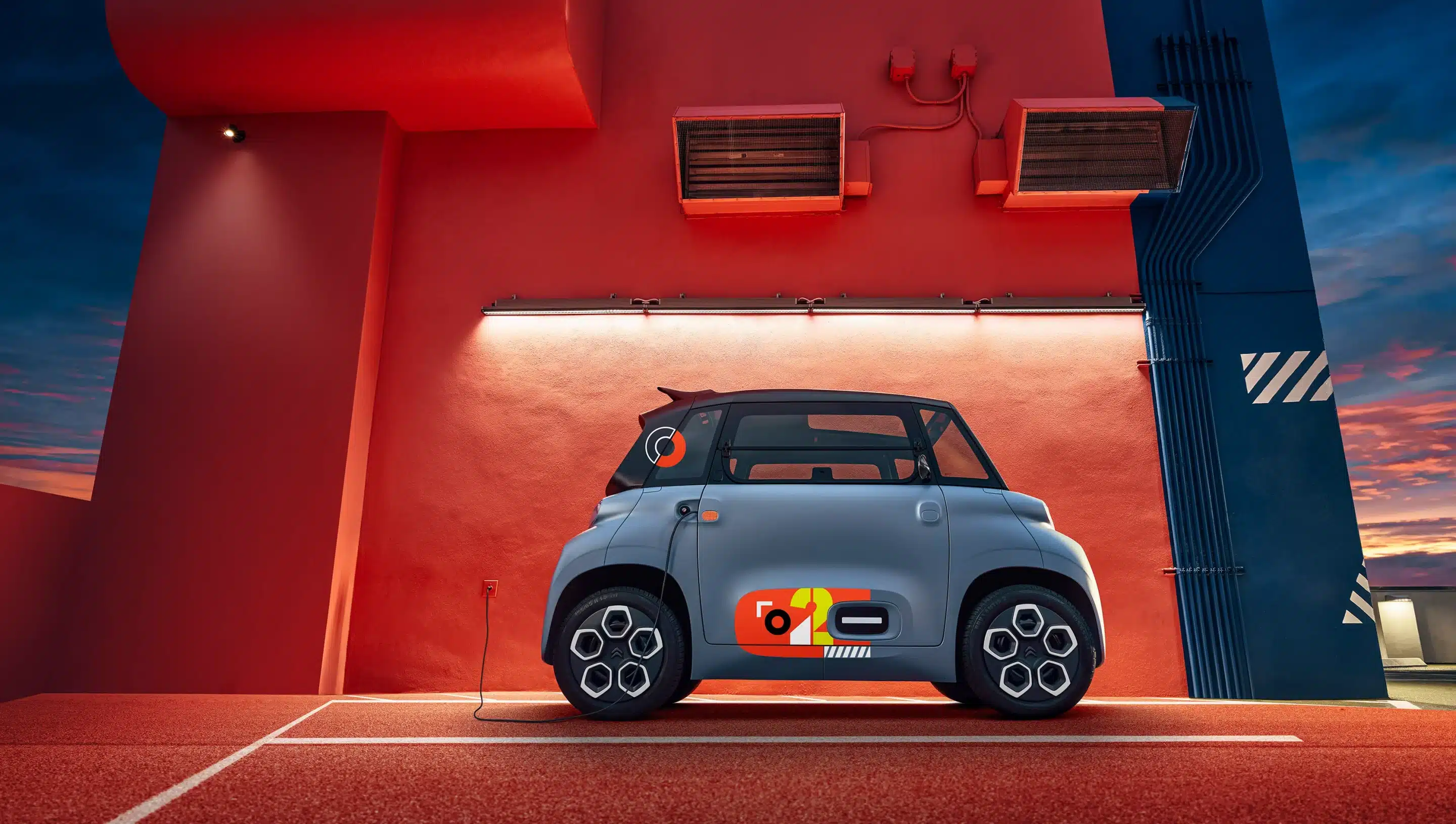 La citroën my ami pop de profil avec ses stickers