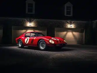 Une Ferrari 250 GTO rouge avant