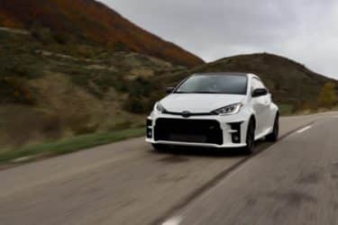 Toyota GR Yaris roulant sportivement sur une route de montagne