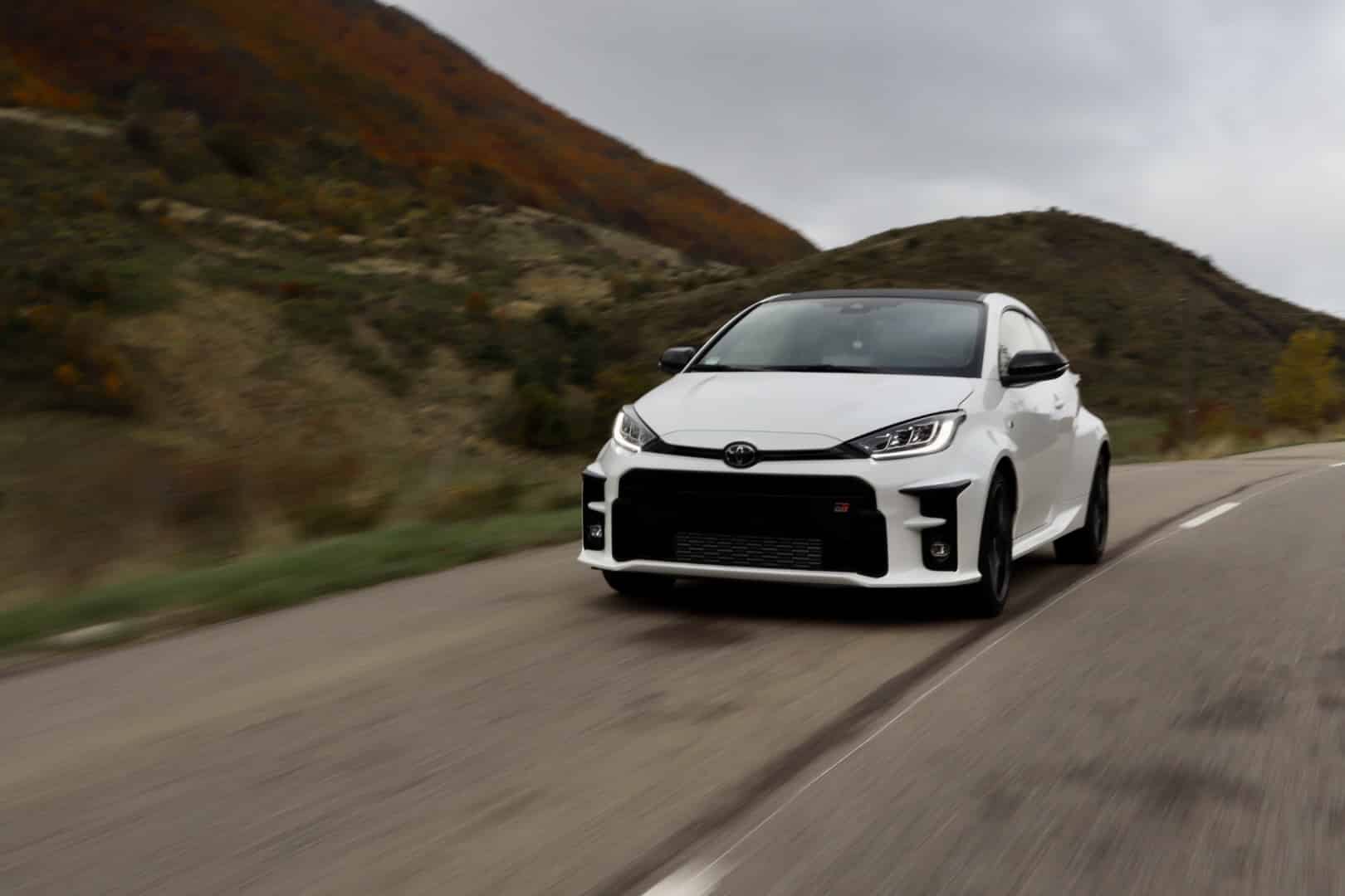 Toyota GR Yaris roulant sportivement sur une route de montagne
