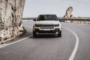 Jeep Avenger e-Hybrid sur une route de montagne