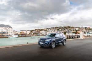Suzuki Vitara Hybrid Grand Large sur un port