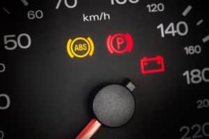 Un voyant ABS allumé sur le tableau de bord d'une voiture