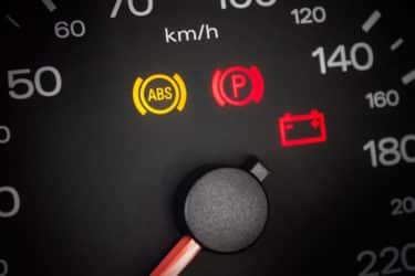 Un voyant ABS allumé sur le tableau de bord d'une voiture