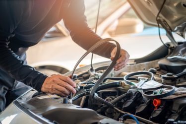 Une courroie de distribution en train d'être changée sur une voiture