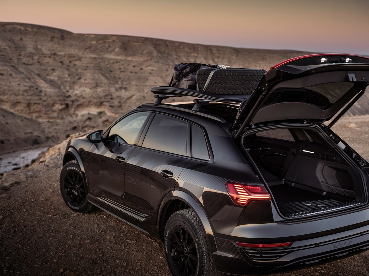 audi q8 e tron edition dakar