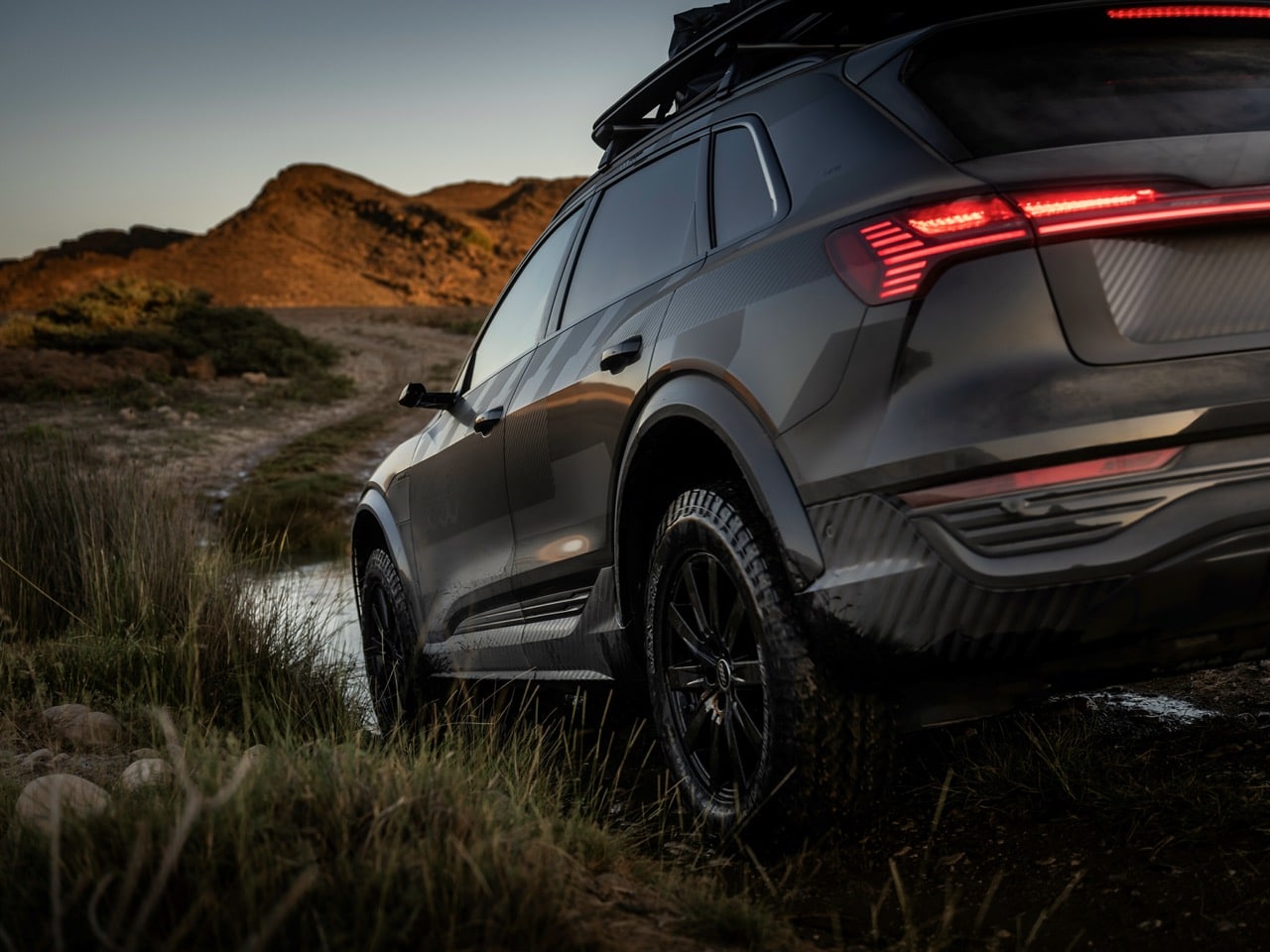 audi q8 e tron edition dakar