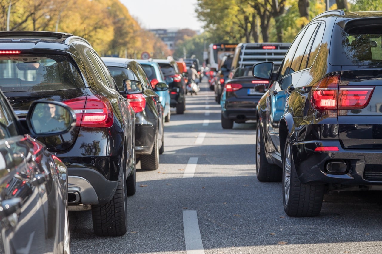 Une berline et SUV au milieu d'autres véhicules