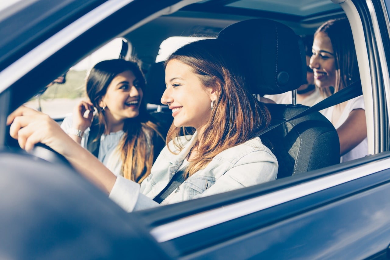 Un groupe d'adolescentes de 17 ans qui roulent en voiture