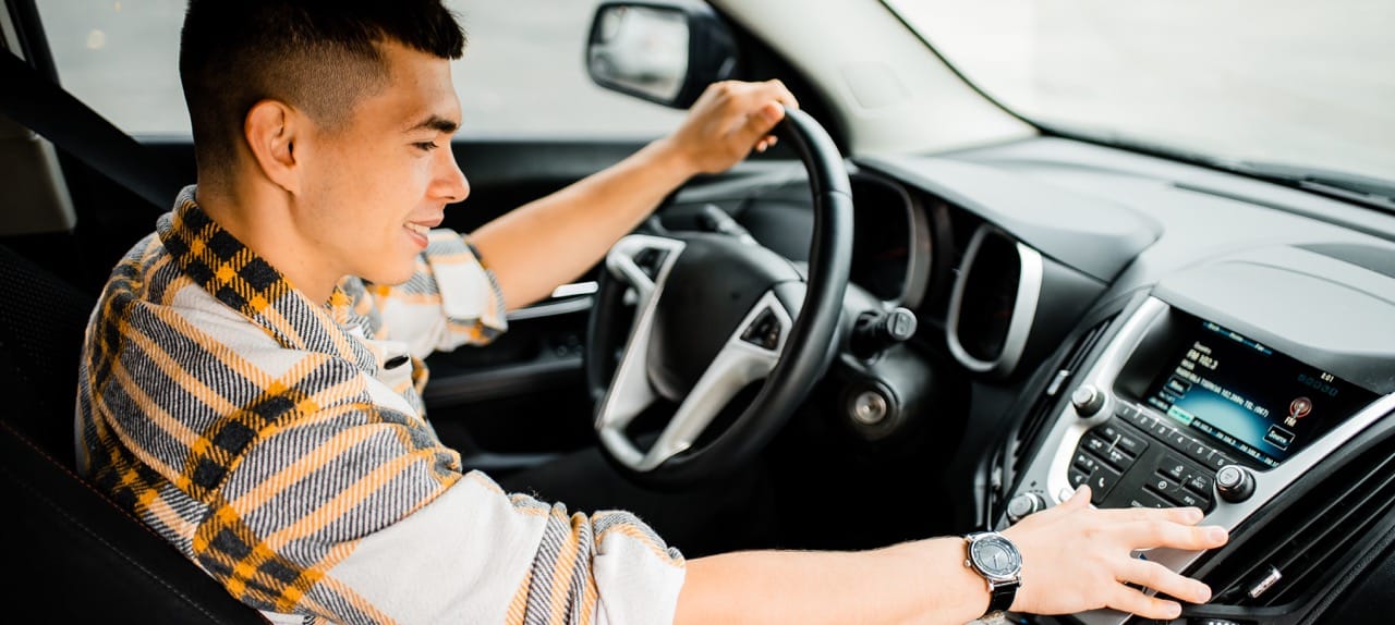 Un jeune garçon de 17 ans qui vient d'obtenir son permis de conduire