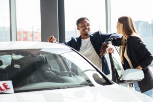 Une personne se fait conseiller pour l'achat d'une voiture en leasing