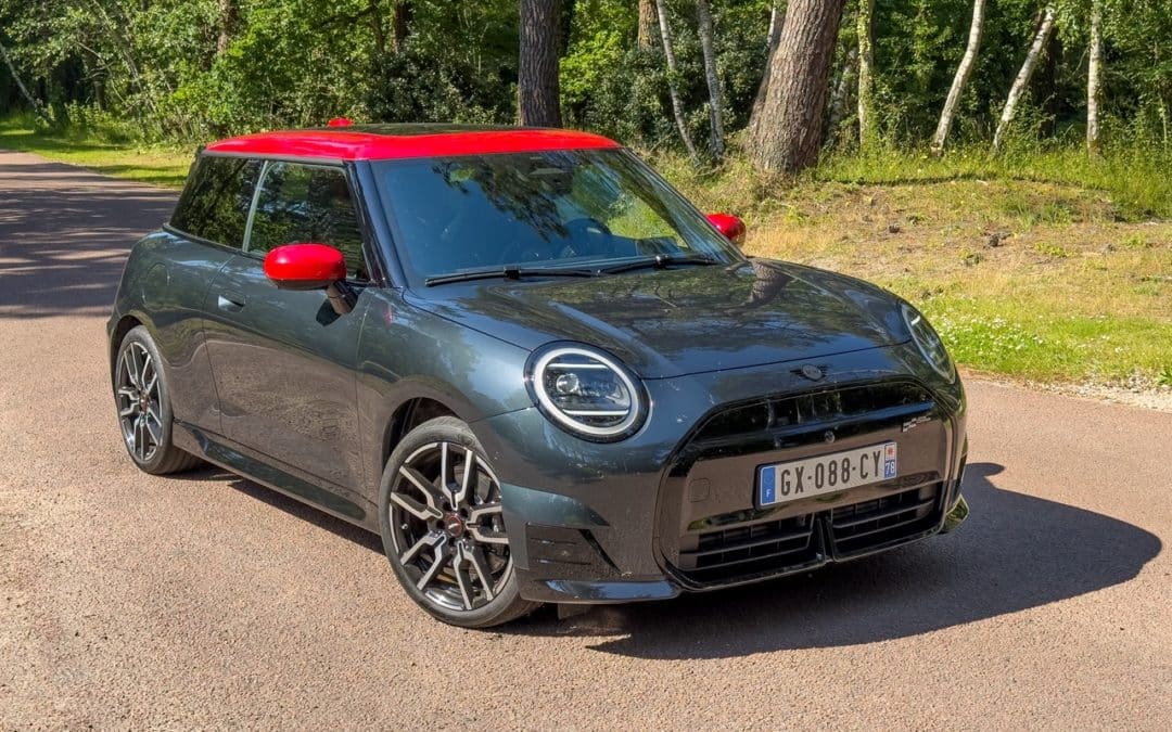 Essai Mini Cooper SE JCW (2024) : cette version électrique est-elle toujours un petit karting ?