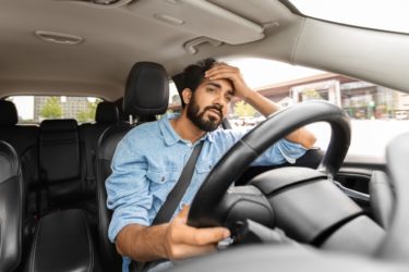 Un conducteur à risque qui a beaucoup de malus de son assureur
