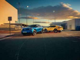 Ford Capri 2024 deux couleurs bleu et jaune