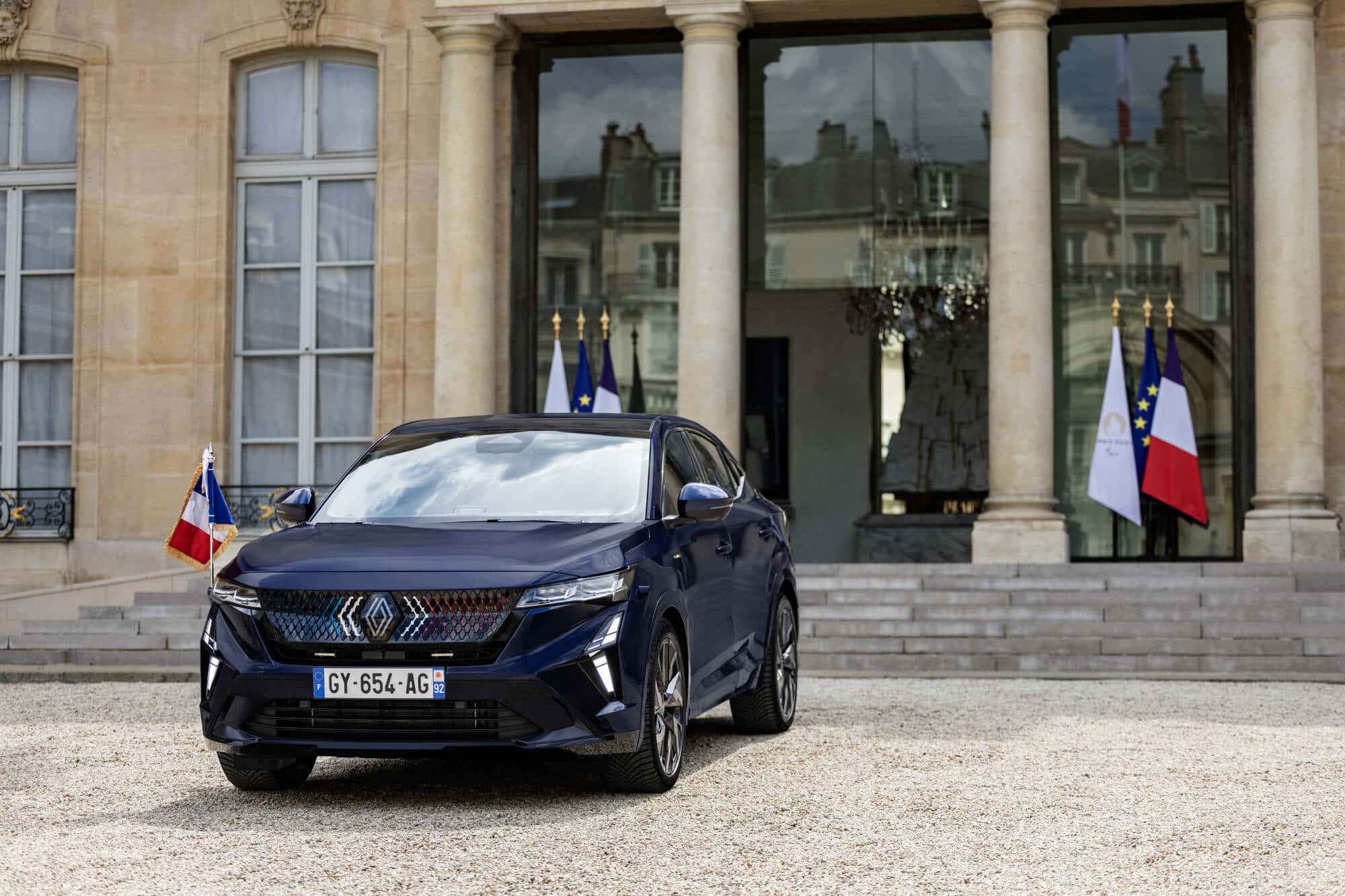 Présentation de la voiture officielle de la présidence de la république française par une délégation de Renault Groupe le 11 juillet 2024 au Palais de l'Elysée. Le véhicule est un renault Rafale et deviendra à partir du 14 juillet la voiture officielle du président.